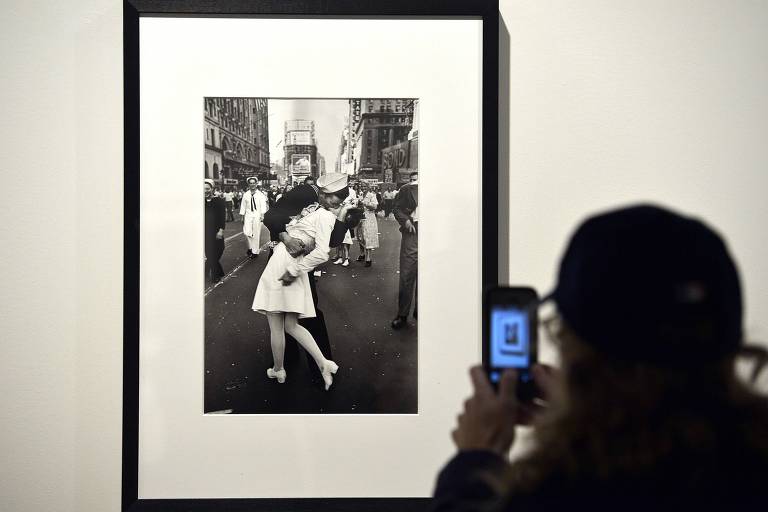 Visitante fotografa imagem célebre feita por Alfred Eisenstaedt exposta em mostra em Roma
