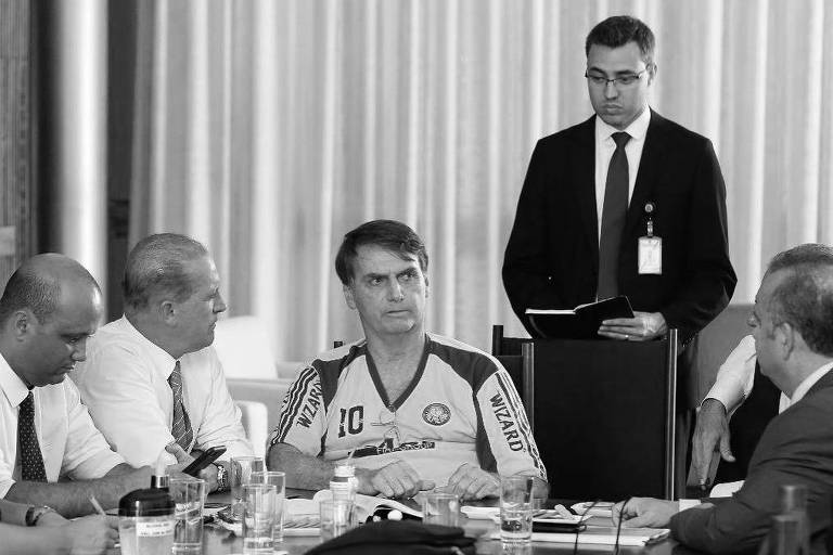 O presidente Jair Bolsonaro, vestido com camisa do Palmeiras, em reunião com ministros no Palácio da Alvorada