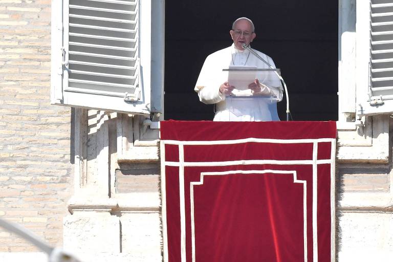 O papa durante discurso na praça São Pedro