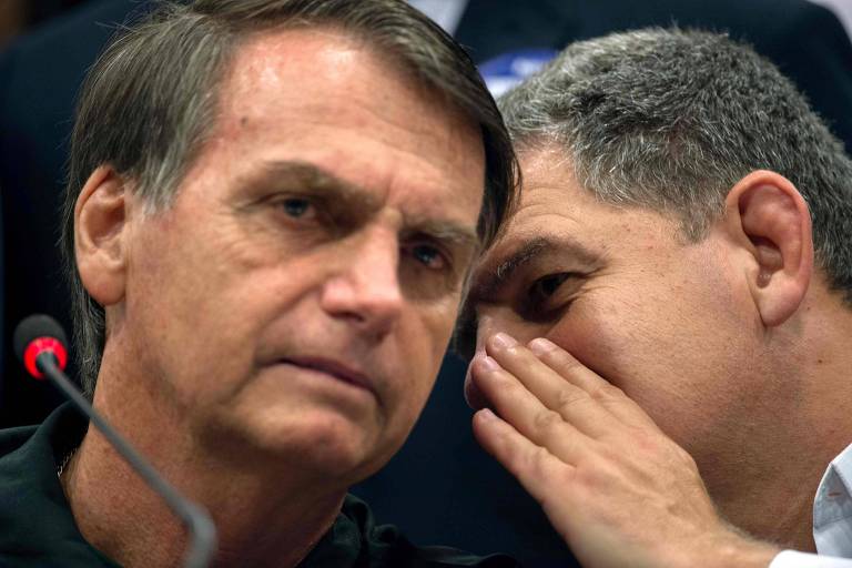 Jair Bolsonaro e Gustavo Bebianno conversam em entrevista coletiva durante a campanha presidencial, em outubro