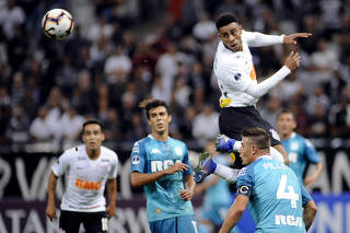 Gustavo salta para cabecear durante o jogo do Corinthians contra o Racing