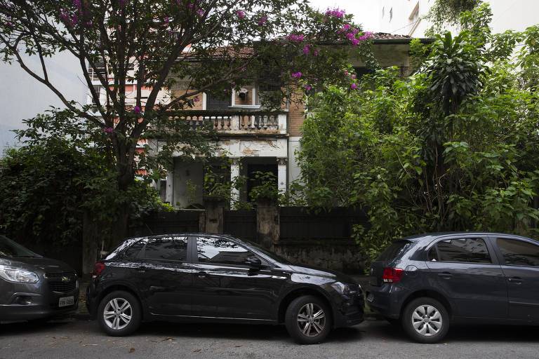 Esta casa, na rua Piauí, do começo do século 20, não é tombada, mas está na área envoltória da praça Vilaboim e do edifício Louveira, ambos protegidos por órgãos do patrimônio; ela seria demolida e em seu lugar subiria um prédio