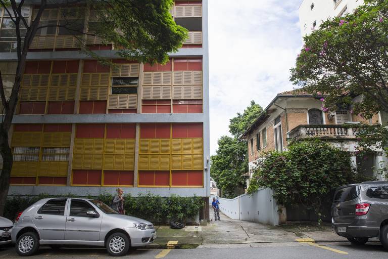 O edifício Louveira,  de 1946, à esquerda, com suas janelas metálicas modelo "ideal"; à direita, casa em estilo eclético que, à diferença do prédio, não é tombada; proprietários querem erguer no lugar imóvel de nove andares
