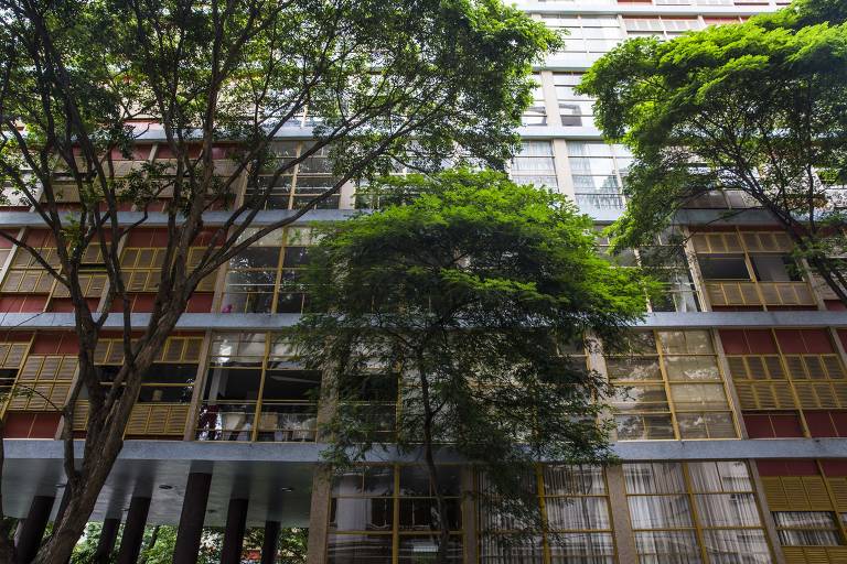 Face do edifício Louveira que dá para a rua Piauí, em Higienópolis