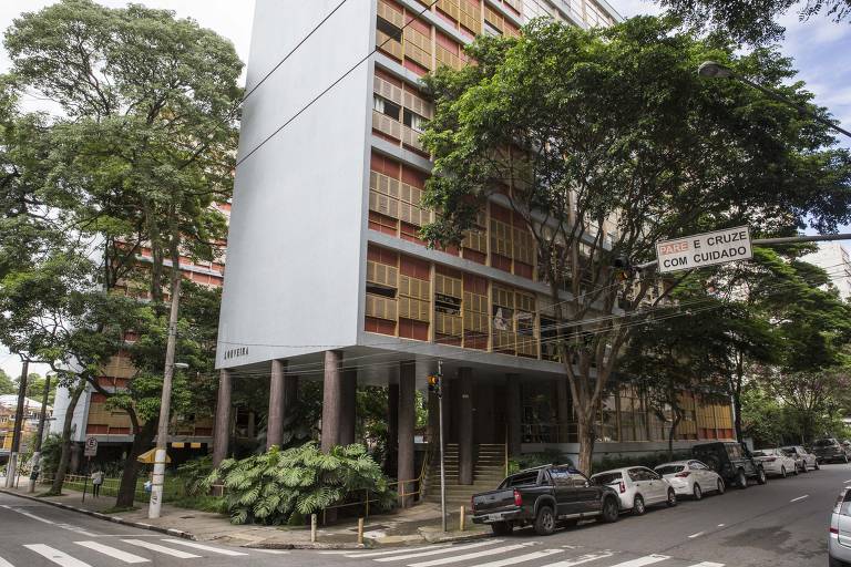 Vista do edifício Louveira a partir da rua Piauí, na altura da praça Vilaboim