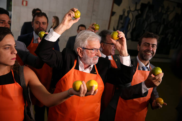 Parlamentares do PSOL fazem protesto com laranjas no Congresso à espera da chegada de Jair Bolsonaro 