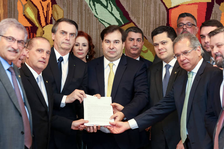 O presidente Jair Bolsonaro entrega para o presidente da Câmara, Rodrigo Maia (DEM-RJ), projeto de reforma da Previdência