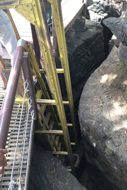 Escada de ferro entre pedra 