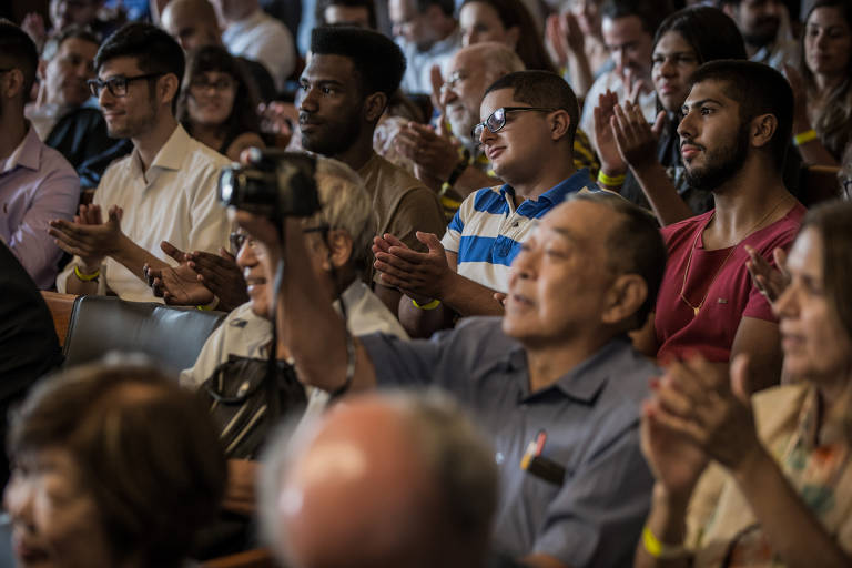 Público do terceiro encontro com colunistas em comemoração do aniversário de 98 anos da Folha, realizado no auditório do jornal. Debate contou com a presença dos colunistas Delfim Netto e Marcos Lisboa, e teve mediação da editora de Mercado, Alexa Salomão