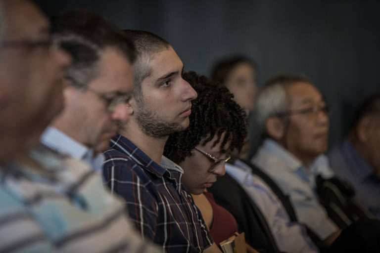Público do terceiro encontro com colunistas em comemoração do aniversário de 98 anos da Folha, realizado no auditório do jornal. Debate contou com a presença dos colunistas Delfim Netto e Marcos Lisboa, e teve mediação da editora de Mercado, Alexa Salomão
