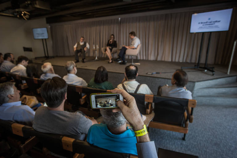 Terceiro encontro com colunistas em comemoração do aniversário de 98 anos da Folha. Da direita para a esquerda, o colunista Delfim Netto, a mediadora e editora de Mercado, Alexa Salomão, e o colunista Marcos Lisboa
