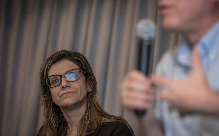 A editora de Mercado, Alexa Salomão, mediou o terceiro encontro com colunistas em comemoração do aniversário de 98 anos da Folha
