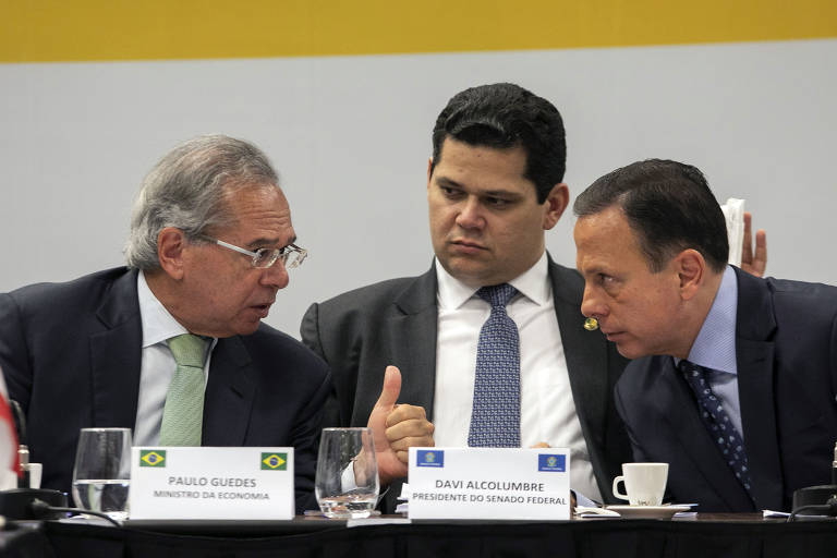 O ministro da Economia, Paulo Guedes; presidente do Senado, Davi Alcolumbre (centro), e o governador de São Paulo, João Doria (PSDB), durante reunião entre o governo Bolsonaro e governadores