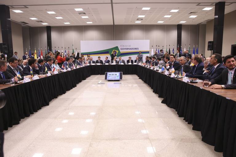 O ministro da Economia, Paulo Guedes, e o presidente do senado, Davi Alcolumbre, participam da reuniã com governadores  