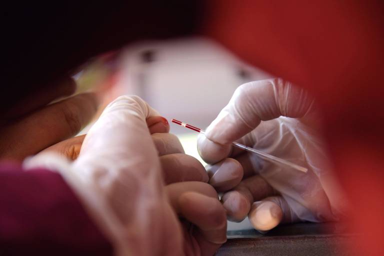 Um oficial de saúde cambojano coleta uma amostra de sangue de um morador durante uma triagem para HIV na província de Kandal em 22 de fevereiro de 2016. As autoridades de saúde do Camboja estavam realizando triagens em centenas de moradores para HIV depois que 14 locais testaram positivo para o vírus, gerando temores de um novo surto.






