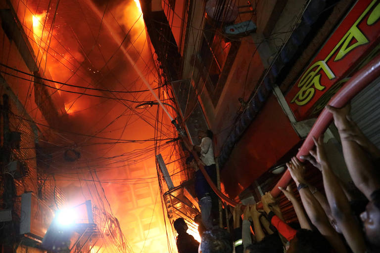 Incêndio em prédio residencial na capital de Bangladesh deixa ao menos 70 mortos