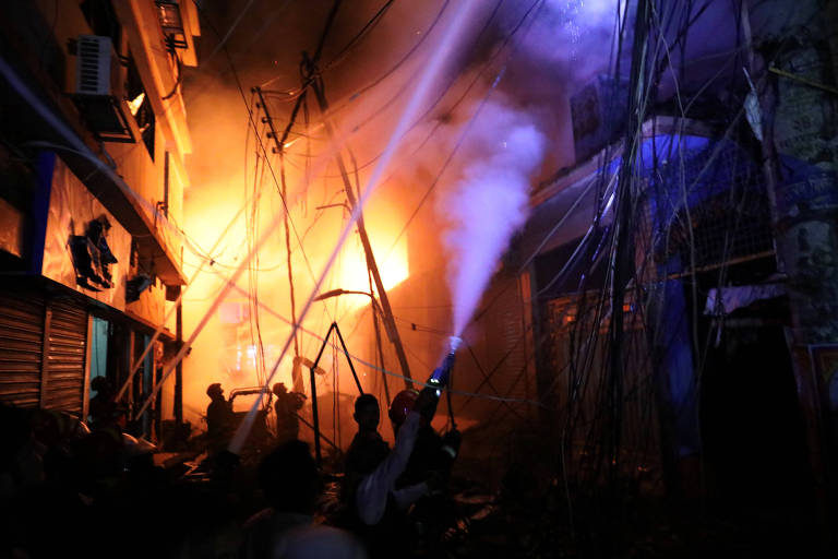 Bombeiros tentam conter fogo em prédio residencial em Dhaka, capital de Bangladesh; local também abrigava depósito químico