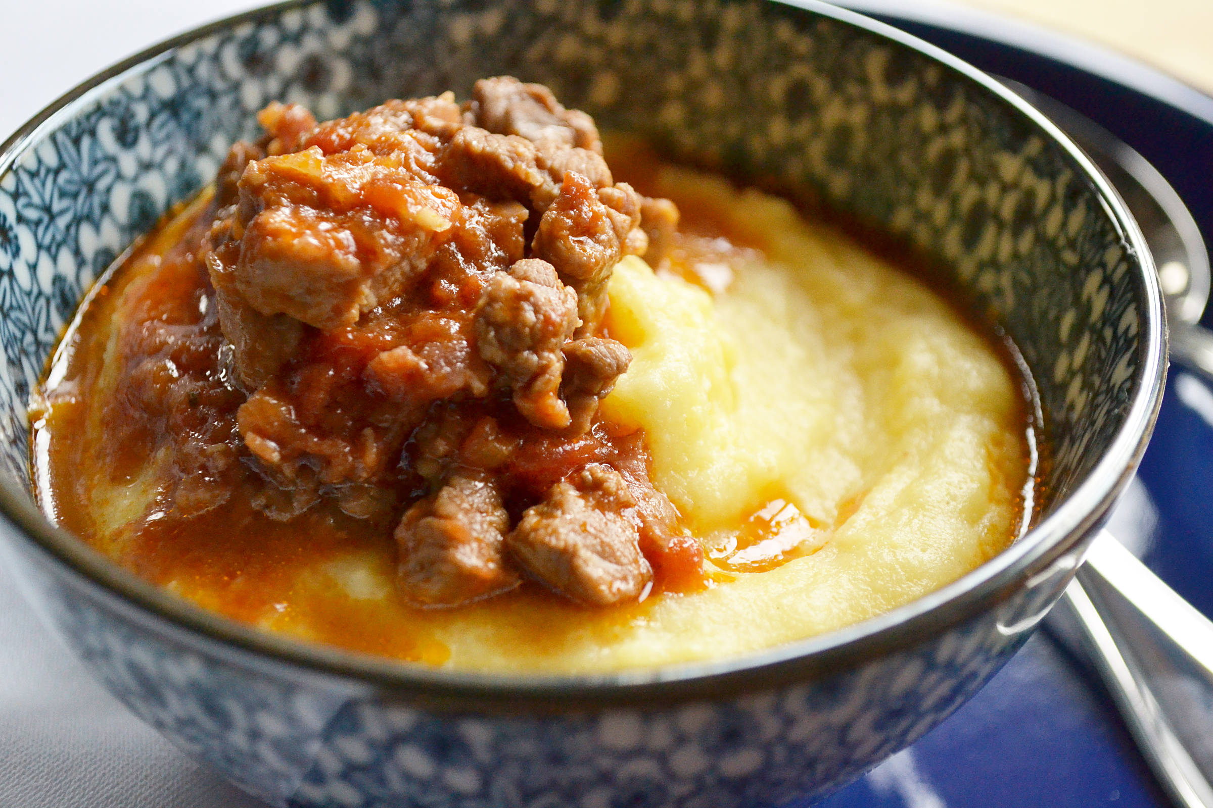 Ragu de fígado, polenta mole com leite de coco e farofinha de