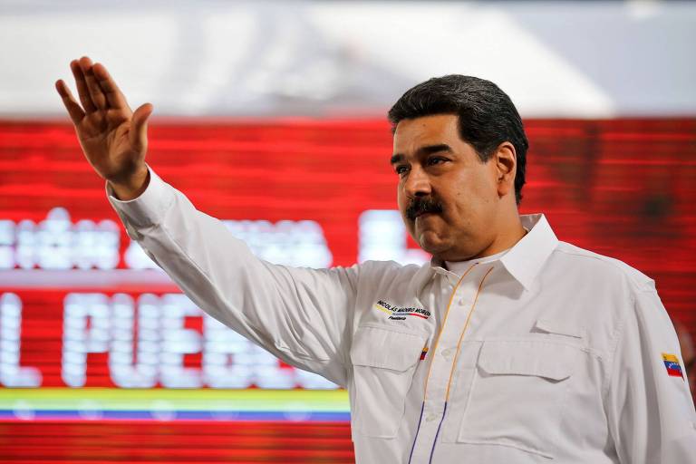 O ditador Nicolás Maduro acena para a população em Caracas