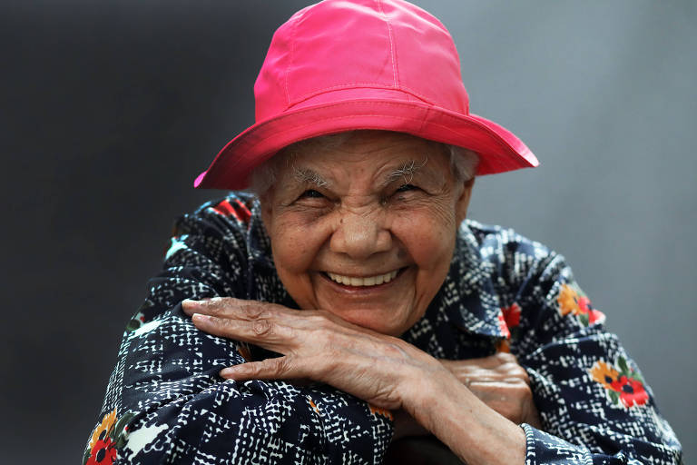 Apparecida Oliveira dos Santos, 105, que organiza excursões turísticas para a terceira idade