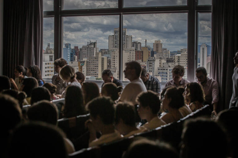 Público do quarto encontro com colunistas em comemoração ao aniversário de 98 anos da Folha, realizado no auditório do jornal. Debate contou com a presença das colunistas Ilona Szabó e Katia Rubio, e teve mediação do jornalista Marcos Augusto Gonçalves