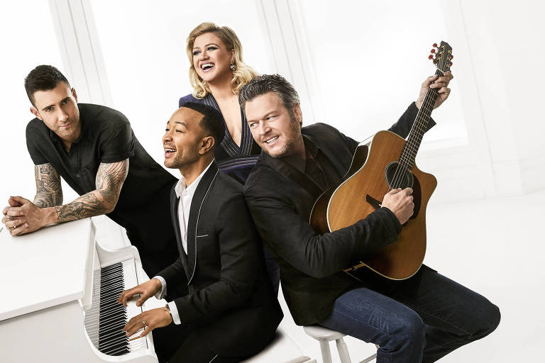 Acompanhado pelos veteranos Blake Shelton, Adam Levine e Kelly Clarkson, John Legend  substitui Jennifer Hudson no The Voice