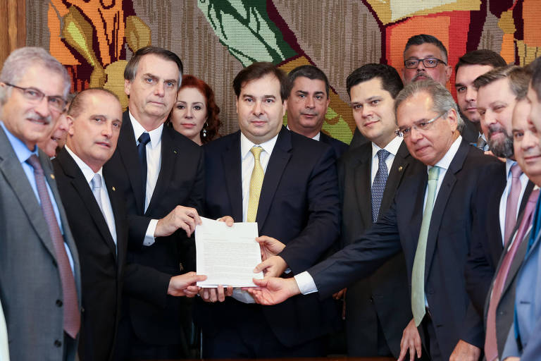 Jair Bolsonaro entrega a PEC da nova Previdência Social ao presidente da Câmara, Rodrigo Maia
