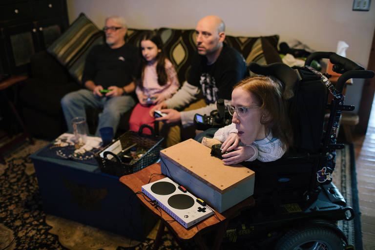 Erin Hawley, à direita, joga videogame com sua família 