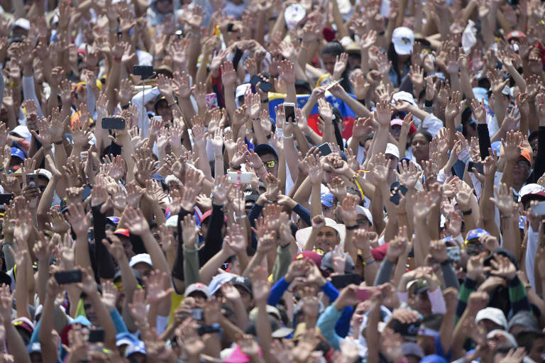 Público assiste os shows do 