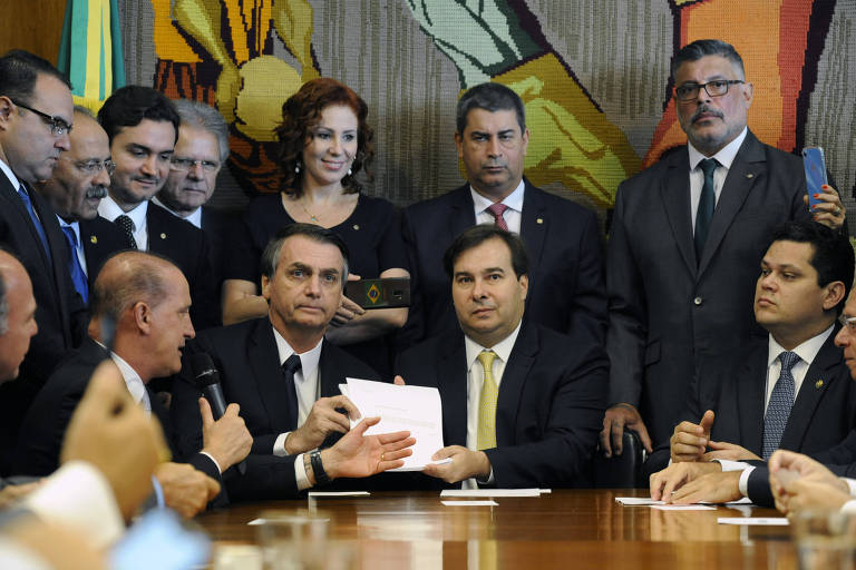 O presidente Jair Bolsonaro entrega ao presidente da Câmara dos Deputados, Rodrigo Maia, proposta da reforma da Previdência