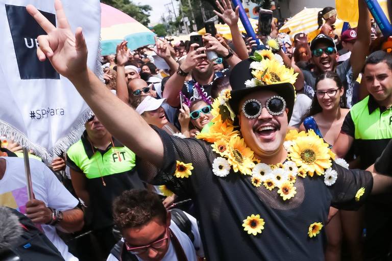 O cantor e ator Tiago Abravanel no comando do bloco Gambiarra, no Carnaval, em São Paulo