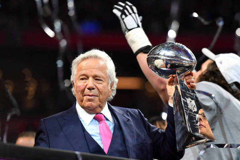 Robert Kraft, dono do New England Patriots, ergue o troféu de campeão do Super Bowl deste ano