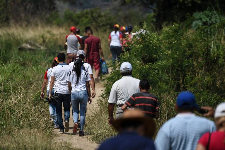 Em San Antonio, Venezuela, pessoas caminham em direção à Cúcuta, Colômbia, para o evento Venezuela Aid Live