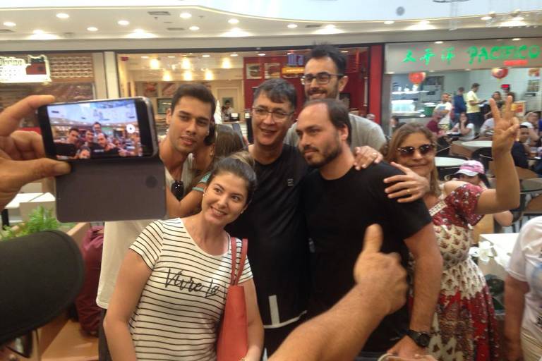 Carlos Bolsonaro, filho de Jair Bolsonaro, vai a shopping em Brasília e é abordado por eleitores de seu pai