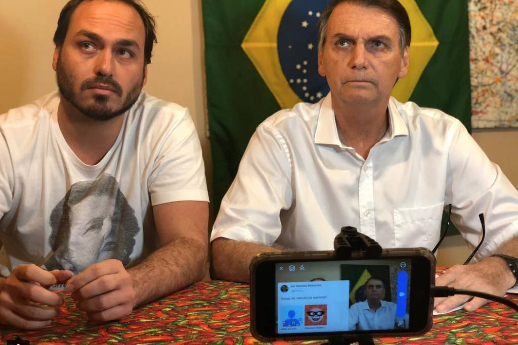 Carlos me pôs na Presidência e deveria ser ministro, diz Bolsonaro sobre filho