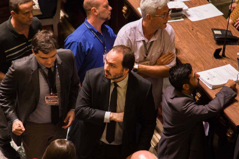 Carlos Bolsonaro durante votação de vetos do Prefeito Crivella no plenário da Câmara dos Vereadores, no Rio de Janeiro