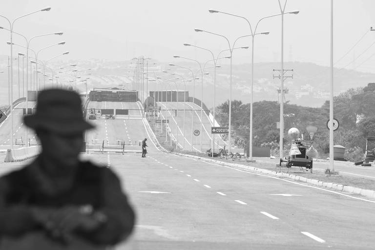Militares venezuelanos vigiam a ponte Las Tienditas, na fronteira da Venezuela com a Colômbia