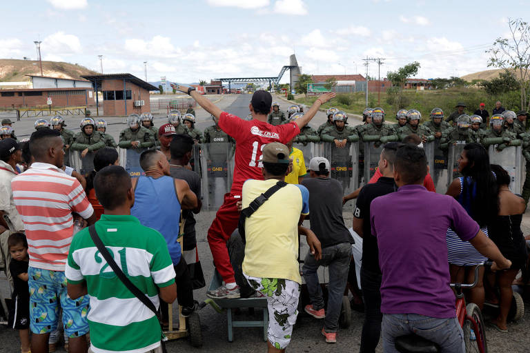 Soldados venezuelanos impedem a passagem na fronteira entre Brasil e Venezuela, em Pacaraima (Roraima)