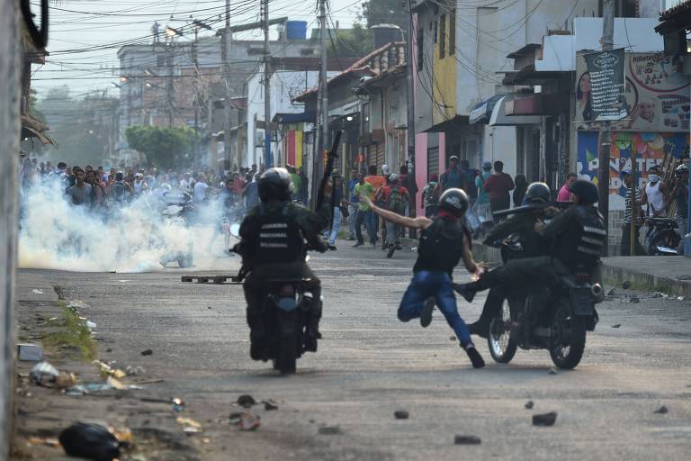 Exército da Venezuela entra em confronto com manifestantes na