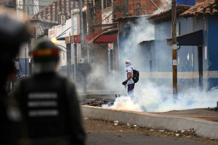 Ativistas venezuelanos saem às ruas para protestar em dia marcado para chegada de ajuda humanitária
