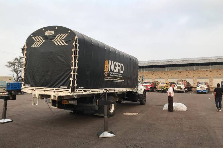 Caminhões carregados com ajuda humanitária na ponte de Tienditas, na fronteira 