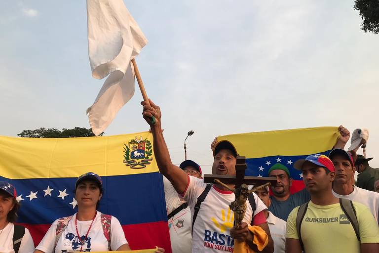 Militares venezuelanos jogam bombas em manifestantes na fronteira