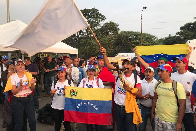 Venezuelanos se reúnem em frente a entrada da Ponte de Tienditas, na Venezuela   