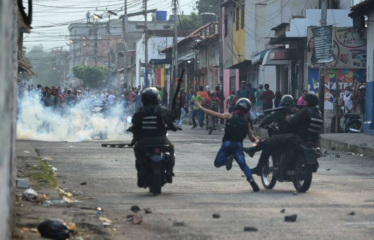 A Guarda Nacional entre em conflito com manifestantes na Venezuela 