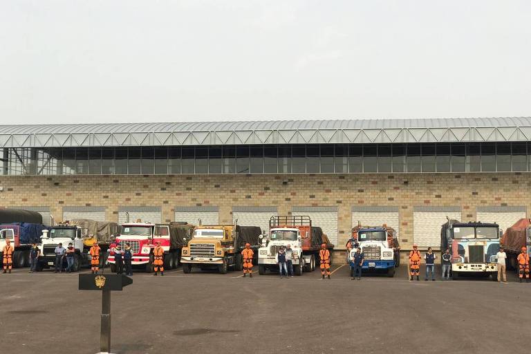 Caminhões que carregam alimentos e remédios em Cúcuta, na Colômbia, com destino a Venezuela