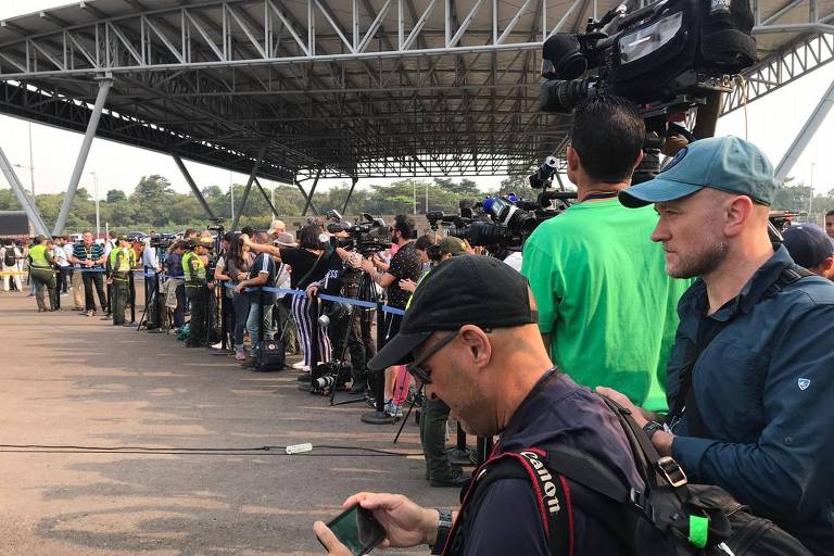 Em Cúcuta, na Colômbia, centenas de jornalistas aguardam Iván Duque Márquez (presidente da Colômbia) e Juan Guaidó (que se declarou presidente interino da Venezuela) a poucas centenas de metros da fronteira 