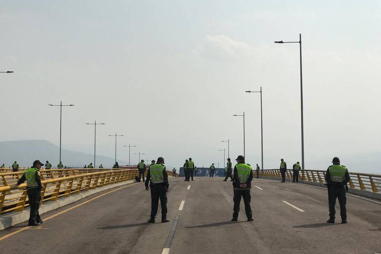 Dezenas de policiais colombianos fazem a proteção da Ponte de Tienditas, na Colômbia, por onde 14 caminhões carregados com 200 toneladas de ajuda humanitária tentarão cruzar para o lado venezuelano 