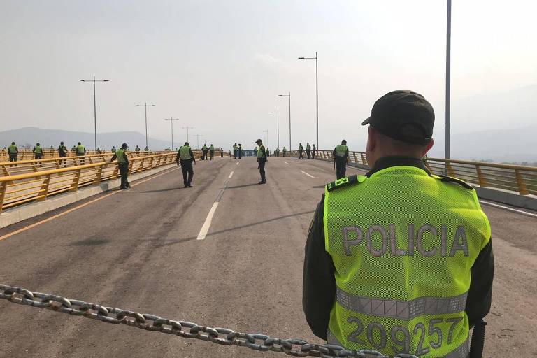 Policiais colombianos fazem a proteção da Ponte de Tienditas, por onde devem passar 14 caminhões carregados com 200 toneladas de ajuda humanitária para a Venezuela