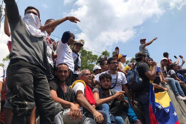 Militares venezuelanos jogam bombas em manifestantes na fronteira