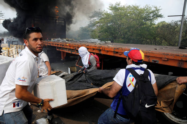 Caminhões com mantimentos são queimados na fronteira da Venezuela